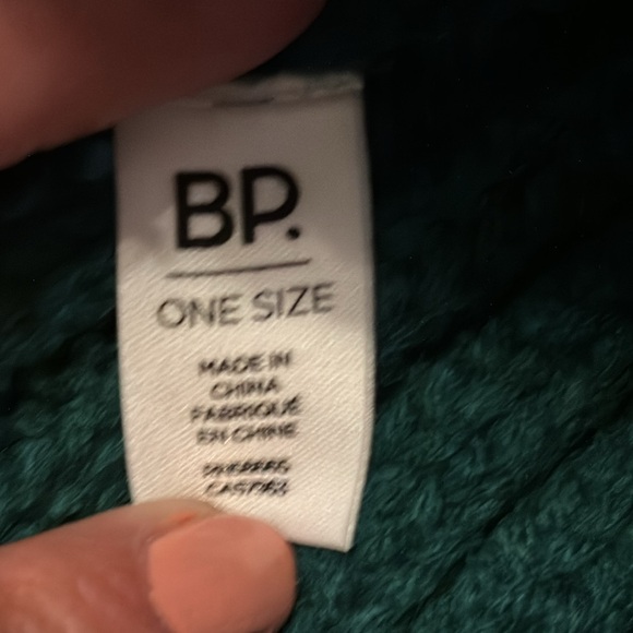 NWT BP beanie with 3 interchangeable poms - Picture 5 of 5